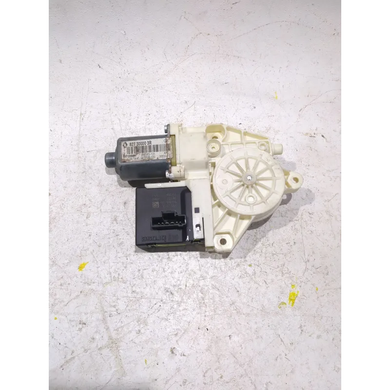Recambio de motor elevalunas trasero derecho para renault megane iii fastback 1.6 16v referencia OEM IAM 0130822331  