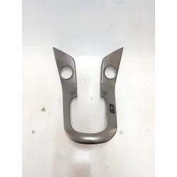 Recambio de embellecedor palanca cambio para chevrolet cruze (j300) 2.0 cdi referencia OEM IAM 94665212  