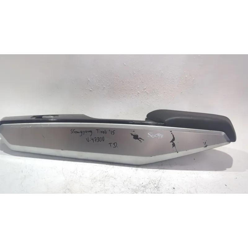 Recambio de mando elevalunas trasero derecho para ssangyong tivoli 1.6 xdi 160 referencia OEM IAM 7322035040  