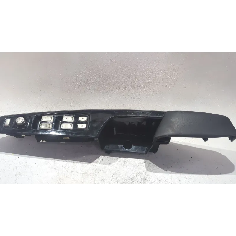 Recambio de mando elevalunas delantero izquierdo para ssangyong tivoli 1.6 xdi 160 referencia OEM IAM 299139565  