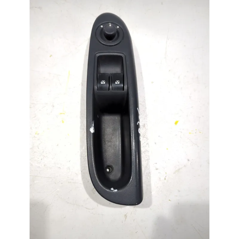 Recambio de elevalunas electrico derecho para renault clio ii (bb_, cb_) 1.5 dci referencia OEM IAM 8200084003  