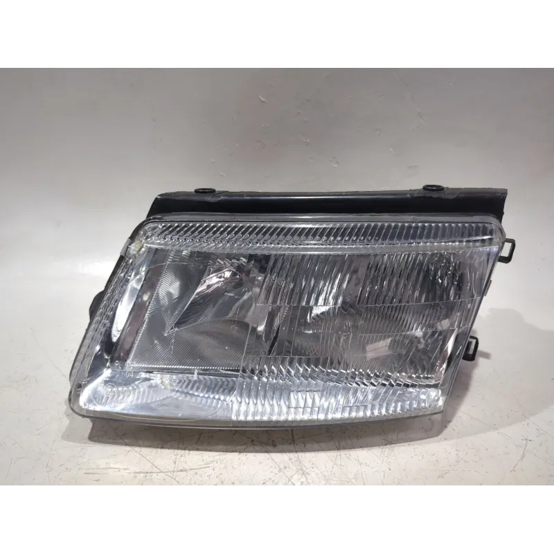Recambio de faro delantero izquierdo para volkswagen passat b5 (3b2) 1.9 tdi referencia OEM IAM   