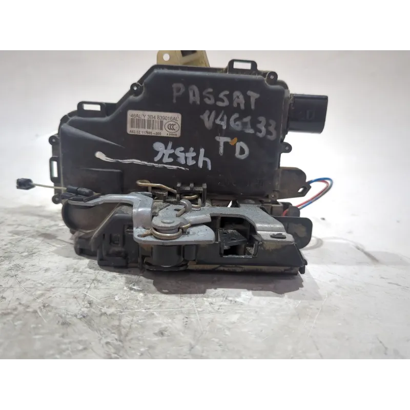 Recambio de cerradura puerta trasera derecha para volkswagen passat variant (3b5)(1997) 1.9 tdi referencia OEM IAM 117685300  