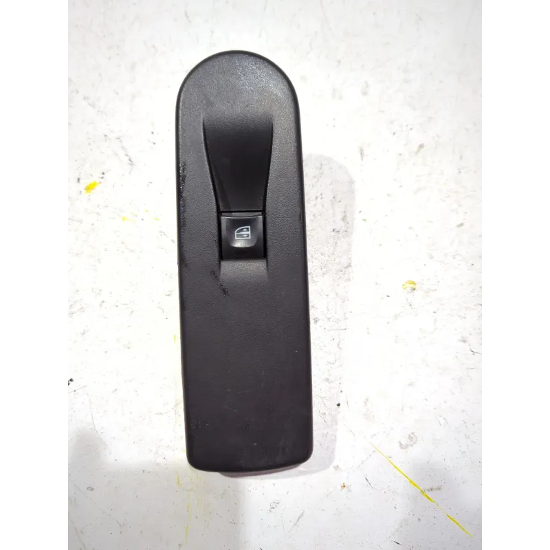 Recambio de mando elevalunas delantero derecho para renault captur 1.5 dci referencia OEM IAM 1135206x  