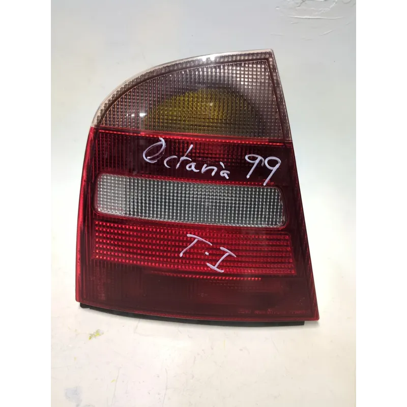 Recambio de piloto trasero izquierdo para skoda octavia berlina (1u2)(1997) 1.6 referencia OEM IAM 1U6945111  