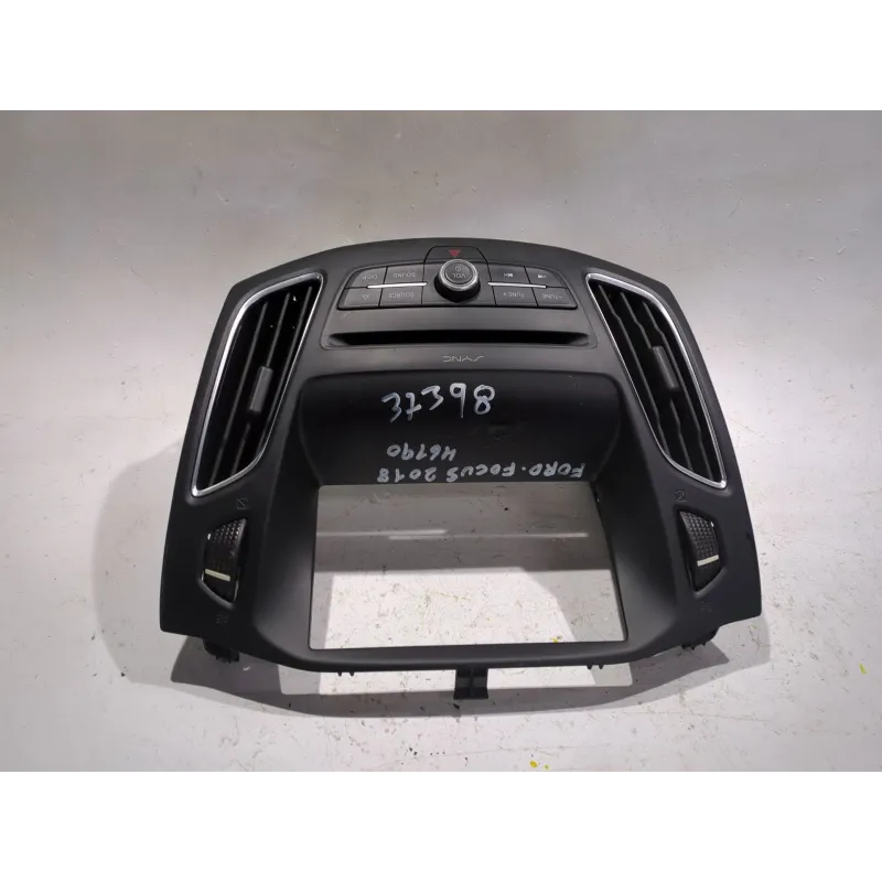Recambio de embellecedor consola central para ford focus iii 1.5 d 120cv referencia OEM IAM F1ET18K811HD  