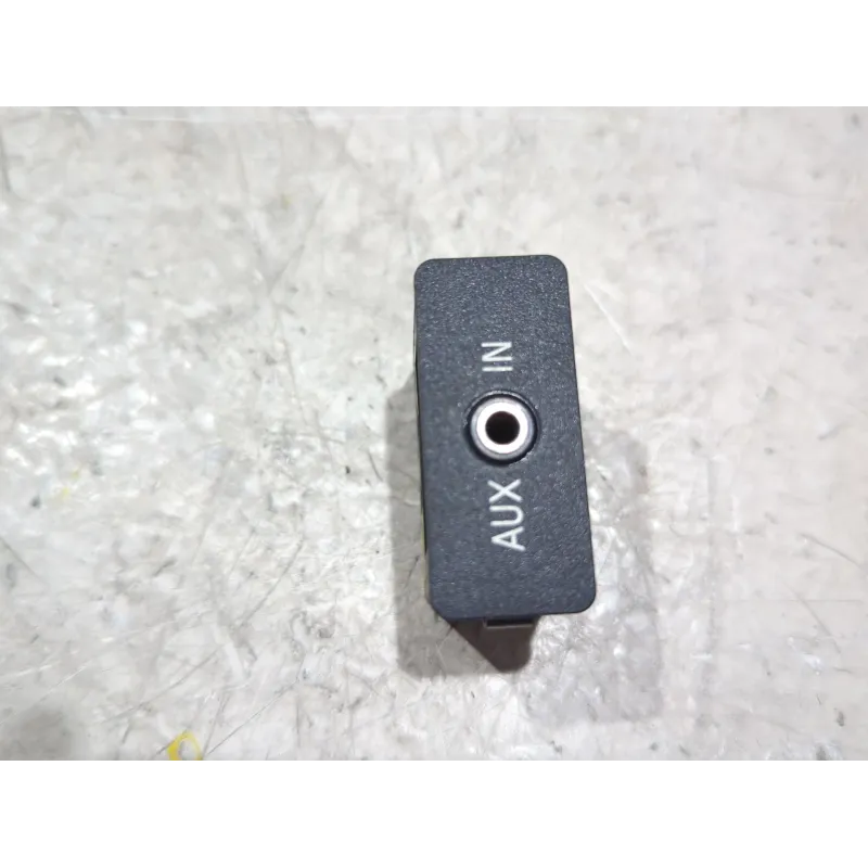 Recambio de conector usb / aux para bmw 5 (e60) 520 d referencia OEM IAM 6131698679101  