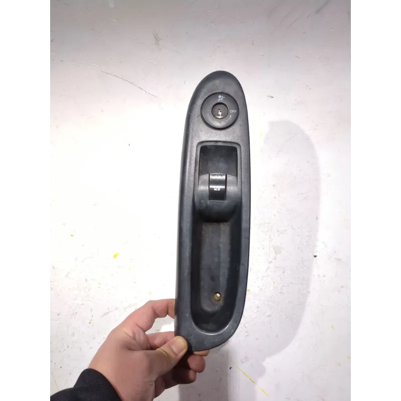 Recambio de botonera puerta delantera derecha para bmw 3 (e90) 320 d referencia OEM IAM 8200084005  