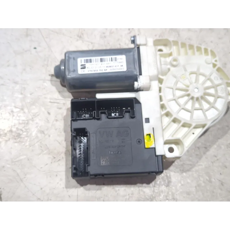 Recambio de motor elevalunas delantero derecho para seat leon (1p1) 1.4 tsi referencia OEM IAM 1P0837402AB  
