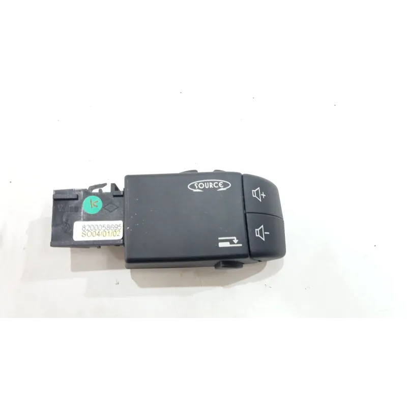 Recambio de mando radio para renault clio ii (xbo) 16v referencia OEM IAM 8200058695  