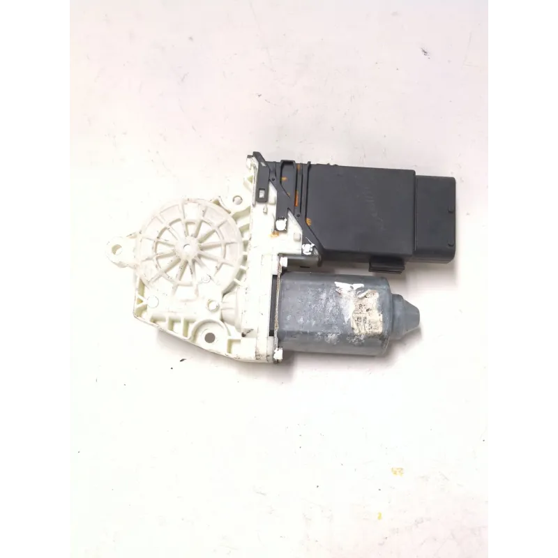 Recambio de motor elevalunas delantero izquierdo para volkswagen golf iv (1j1) 1.6 referencia OEM IAM 9776105404301 F005S00057  