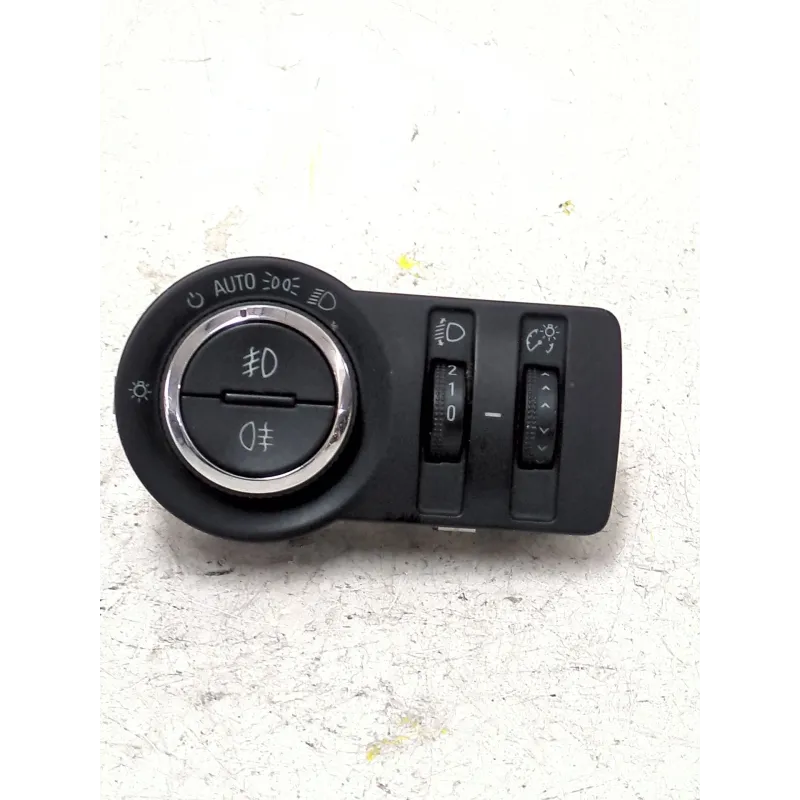 Recambio de mando luces para opel insignia a (g09) 2.0 cdti (68) referencia OEM IAM 13268702  