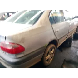 toyota avensis (_t22_) del año 2000