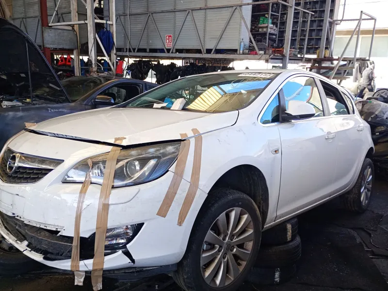 opel astra j gtc del año 2011