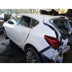 opel astra j gtc del año 2011