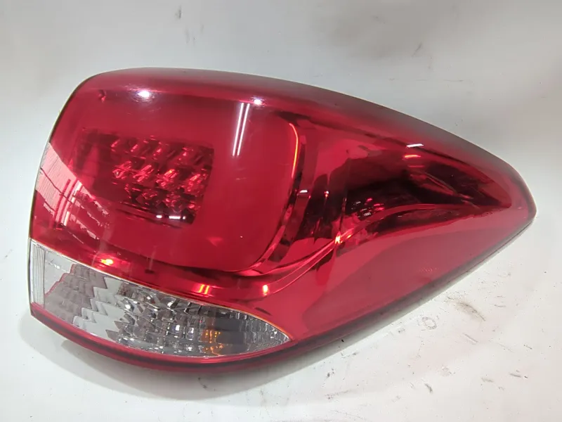 Recambio de piloto trasero derecho para kia carens iv van (a4) crdi referencia OEM IAM 92402A4  