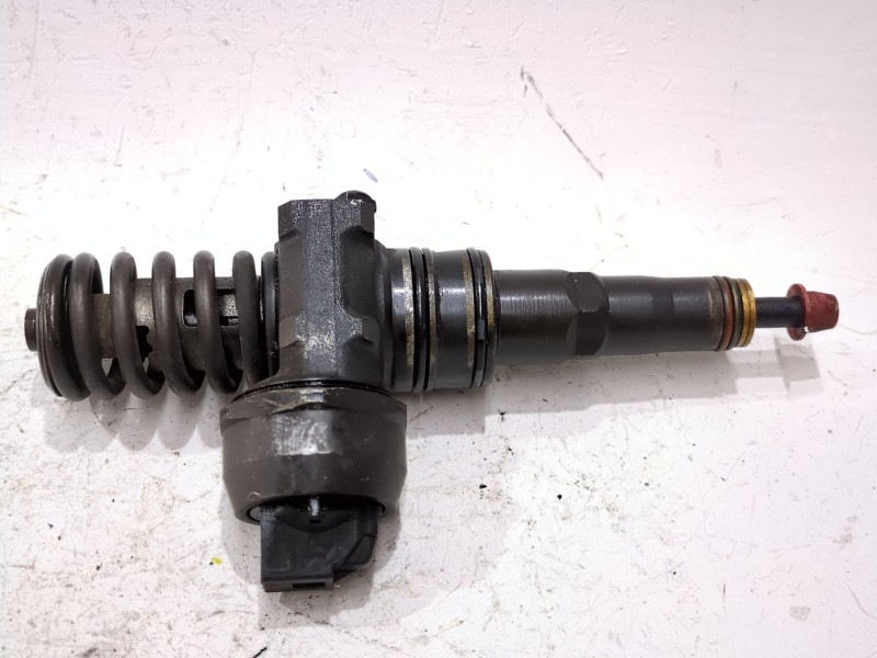 Recambio de inyector para volkswagen golf iv berlina (1j1)(1997) 1.9 tdi referencia OEM IAM 038130073AJ 0414720037  