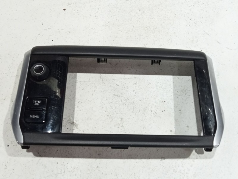 Recambio de moldura para peugeot 208 1.6 hdi referencia OEM IAM 9673861377  