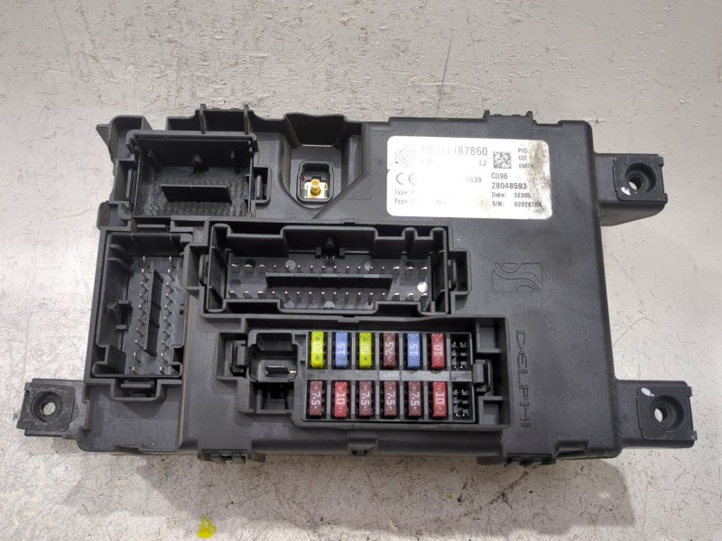 Recambio de caja reles / fusibles para fiat punto / grande punto (199) 1.3 d multijet referencia OEM IAM 00517187860  
