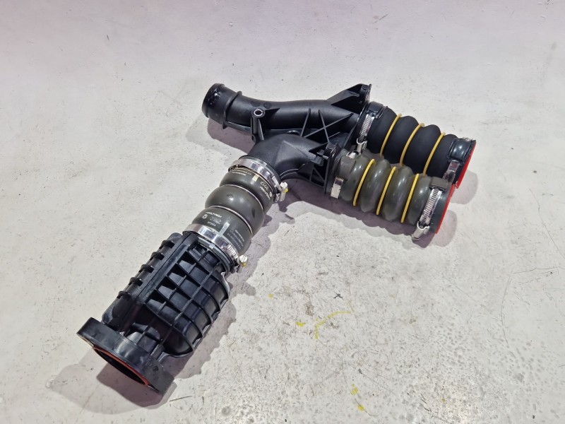 Recambio de canalizacion entrada aire para peugeot 208 1.6 hdi referencia OEM IAM 9678406580  