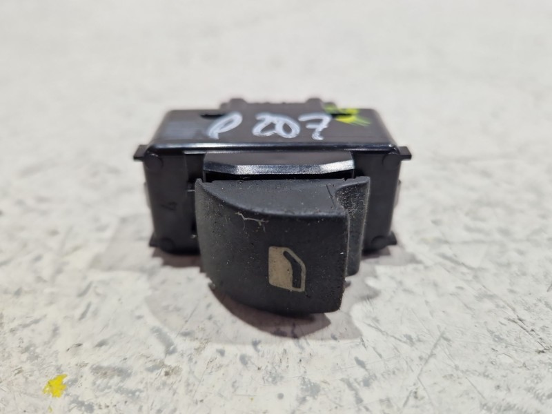 Recambio de mando elevalunas delantero derecho para peugeot 207/207+ (wa_, wc_) 1.6 hdi referencia OEM IAM 90981696  