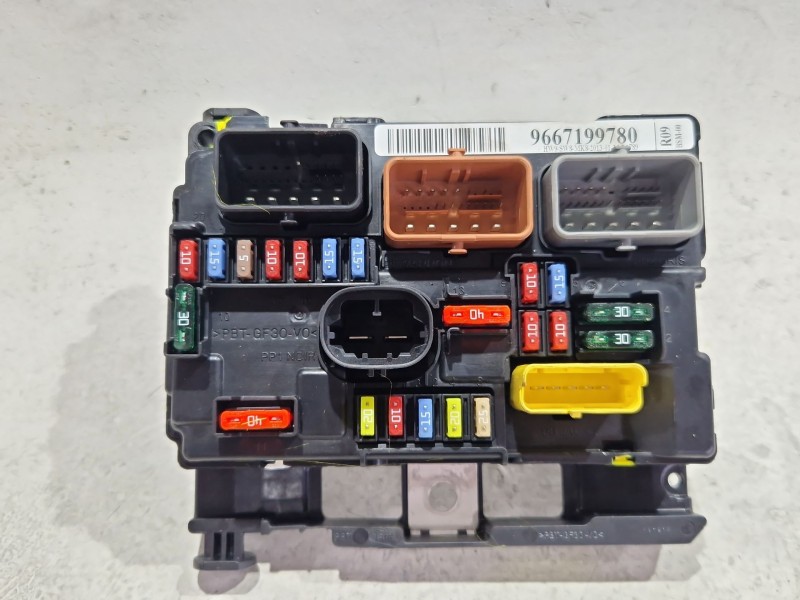 Recambio de caja reles / fusibles para citroën c3 (09.2009) 1.4 hdi 70 referencia OEM IAM 9667199780  