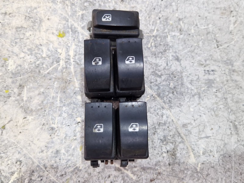 Recambio de mando elevalunas delantero izquierdo para renault megane scénic 1.5 dci 106 cv referencia OEM IAM 315050B  