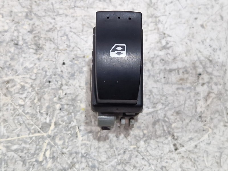 Recambio de mando elevalunas trasero derecho para renault megane scénic 1.5 dci 106 cv referencia OEM IAM 315027B  