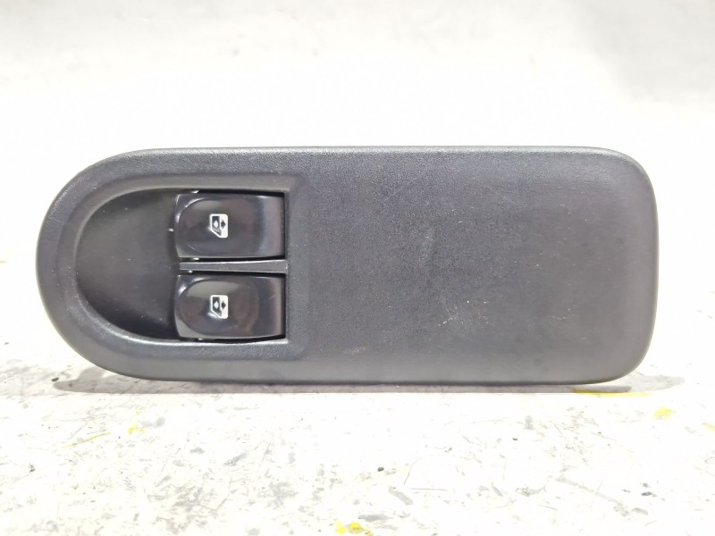 Recambio de mando elevalunas delantero izquierdo para renault clio iii (2005) 1.1 75 cv referencia OEM IAM 8200356519  