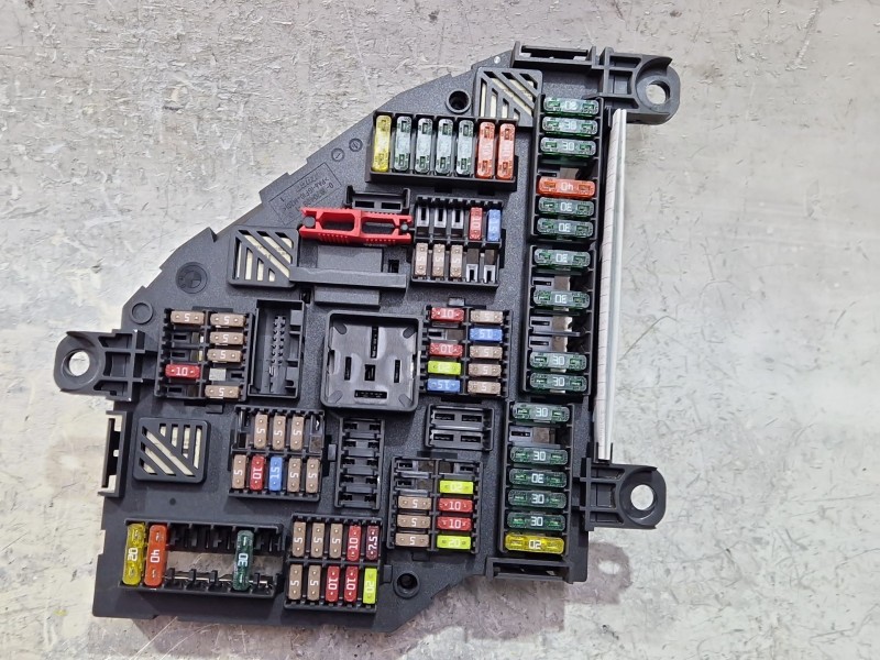 Recambio de caja reles / fusibles para bmw 5 (f10) 530 d referencia OEM IAM 9211868  