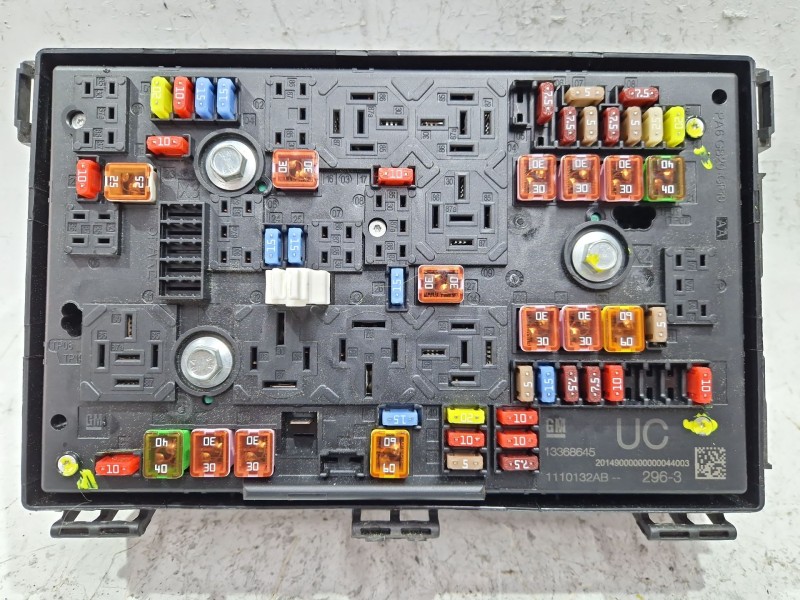 Recambio de caja reles / fusibles para opel astra j gtc 2.0 cdti (08) referencia OEM IAM 13368645  