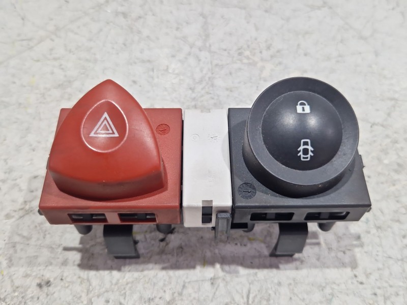 Recambio de boton emergencia para renault megane ii (bm0/1_, cm0/1_) 1.5 dci referencia OEM IAM 8200407415  