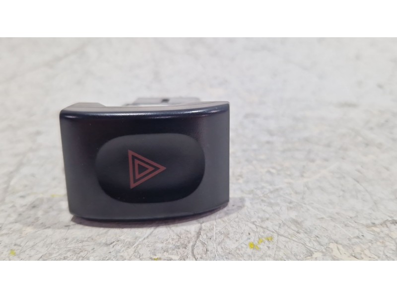 Recambio de boton emergencia para chevrolet tacuma 1.6 referencia OEM IAM 864W0211  