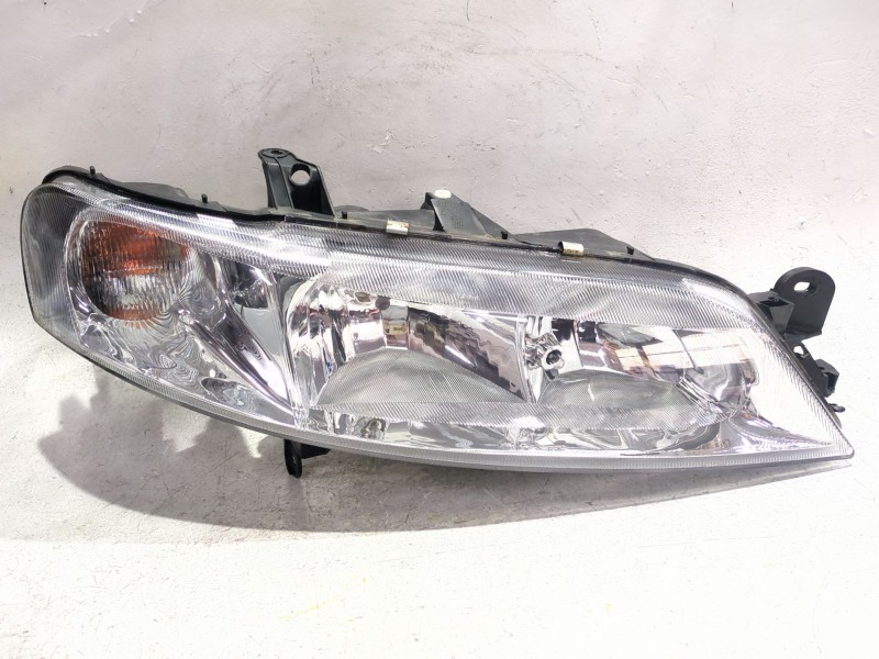 Recambio de faro delantero derecho para opel vectra b berlina (1995) 2.0 dti 16v referencia OEM IAM 4421121R  