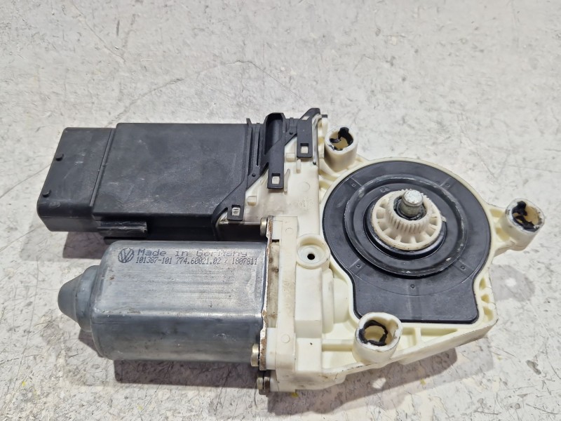 Recambio de motor elevalunas delantero izquierdo para volkswagen golf iv (1j1) 1.6 referencia OEM IAM 9776101430202  