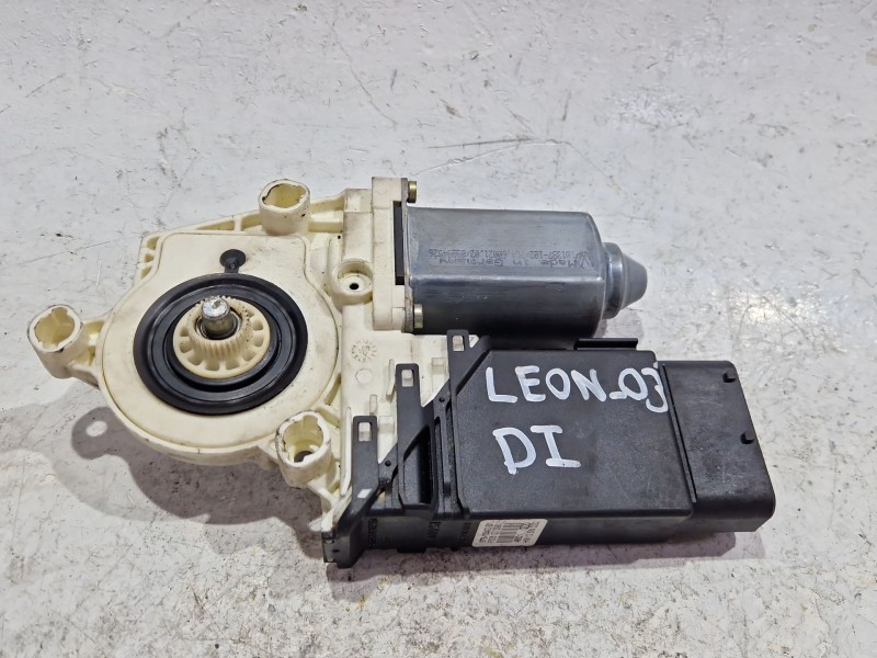 Recambio de motor elevalunas delantero izquierdo para seat leon (1m1) 1.9 tdi referencia OEM IAM 9776105402301  