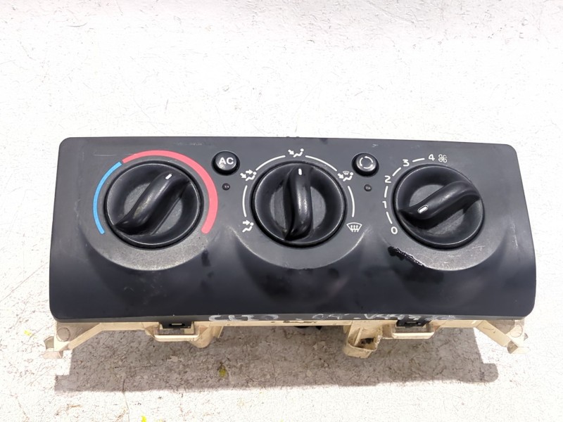 Recambio de mando climatizador para renault clio iii 1.5 dci referencia OEM IAM 8200147160  
