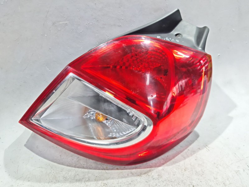 Recambio de piloto trasero derecho para renault clio iii 1.5 dci referencia OEM IAM 8200776050  