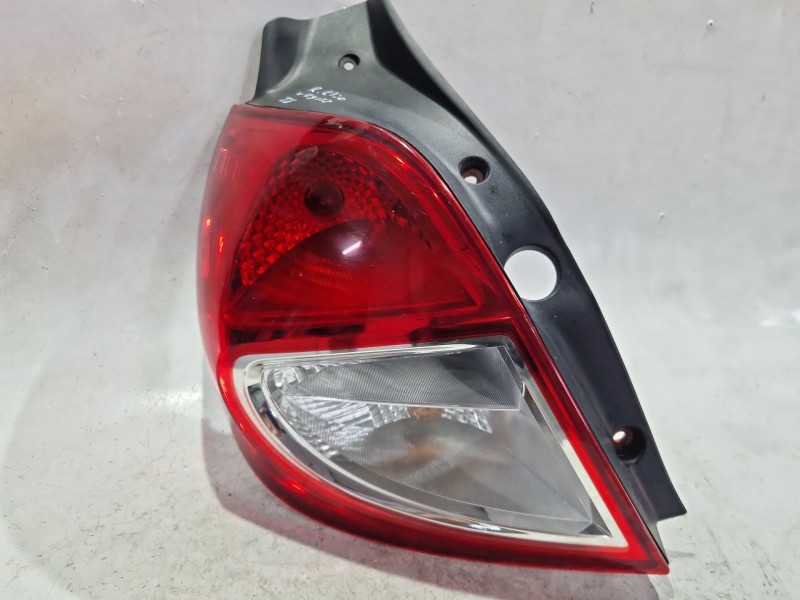 Recambio de piloto trasero izquierdo para renault clio iii 1.5 dci referencia OEM IAM 8200776048  