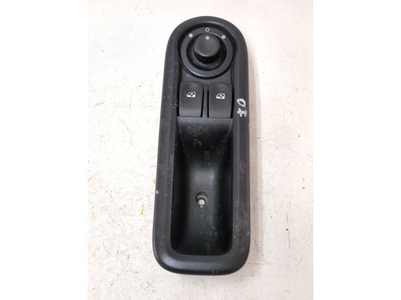 Recambio de mando elevalunas delantero izquierdo para renault twingo ii (cn0_) 1.2 16v (cn04, cn0a, cn0b) referencia OEM IAM 820