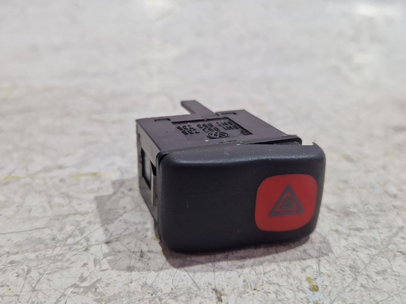 Recambio de boton emergencia para volkswagen polo iii (6n1)(09.1994) 55 1.3 referencia OEM IAM 6n1953235  