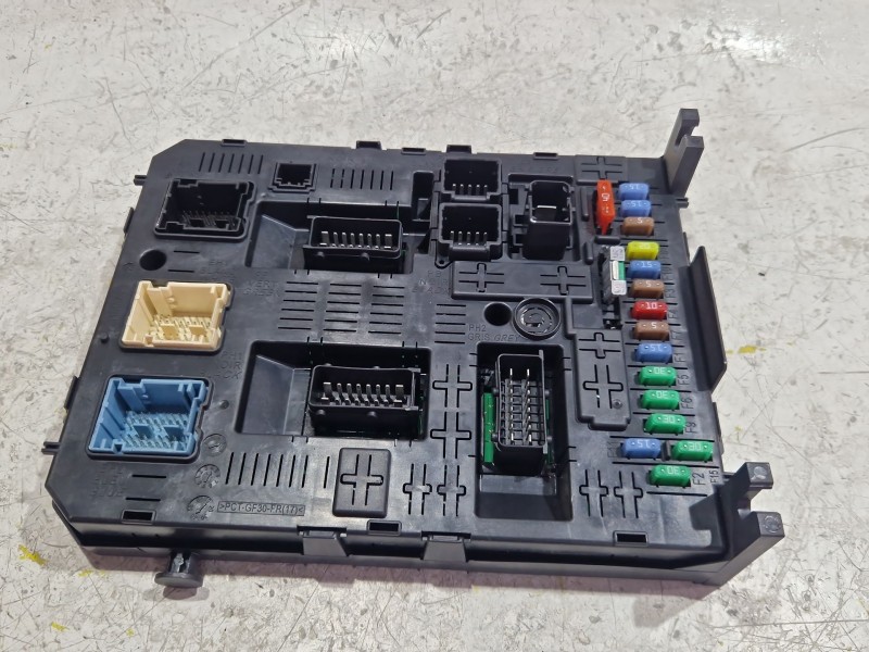 Recambio de caja reles / fusibles para peugeot 5008 (0u_, 0e_) 1.6 hdi referencia OEM IAM 9666895680  