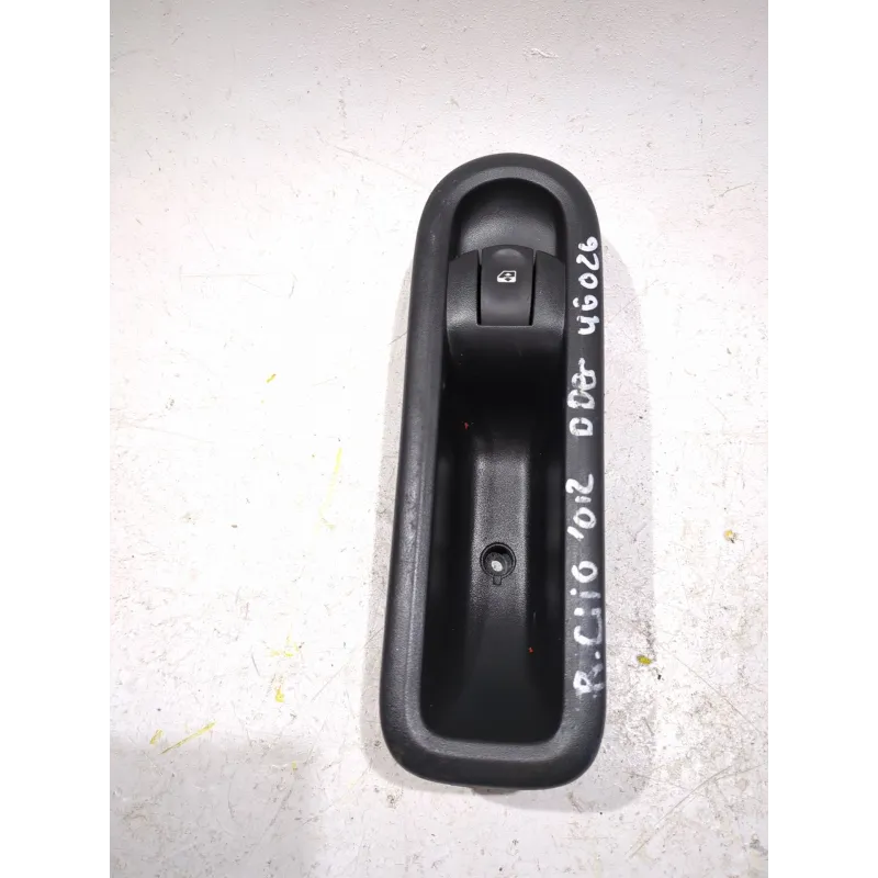 Recambio de botonera puerta delantera derecha para renault clio k9k 67 referencia OEM IAM 8200356517B  