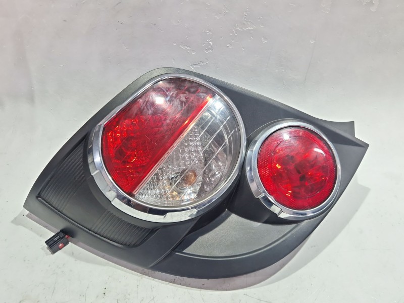 Recambio de piloto trasero izquierdo para chevrolet aveo fastback 1.3 d referencia OEM IAM e131316  