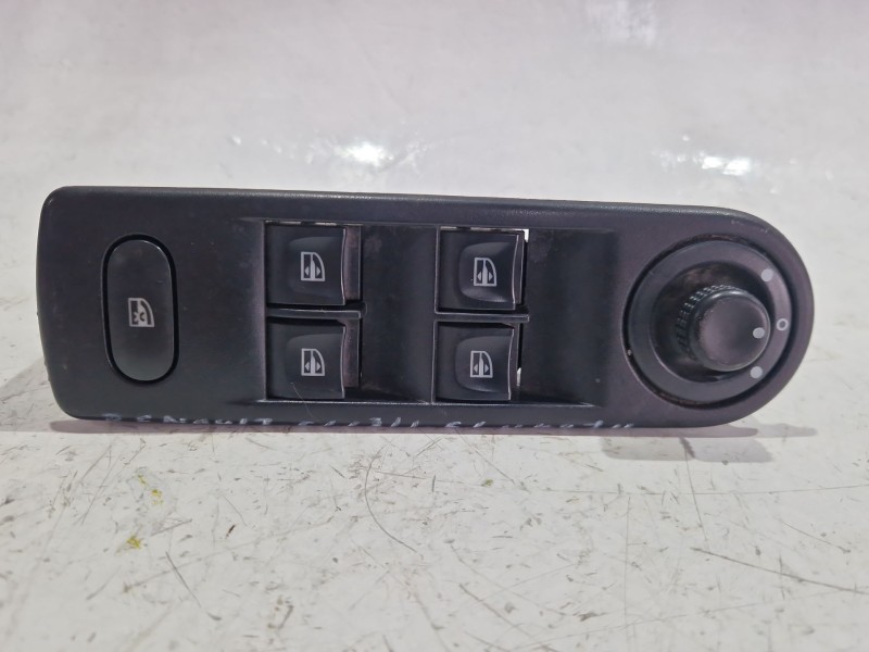 Recambio de mando elevalunas delantero izquierdo para renault captur 1.5 dci referencia OEM IAM 254113300R  