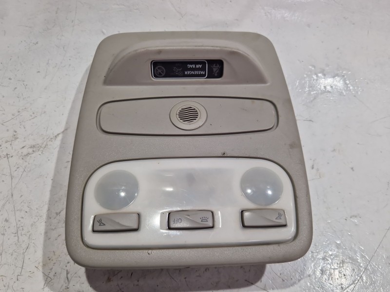 Recambio de luz interior techo para renault captur 1.5 dci referencia OEM IAM 283128032R  