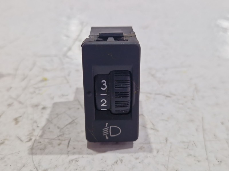 Recambio de regulador altura luces para peugeot 208 1.4 hdi 68cv? referencia OEM IAM 96384422  