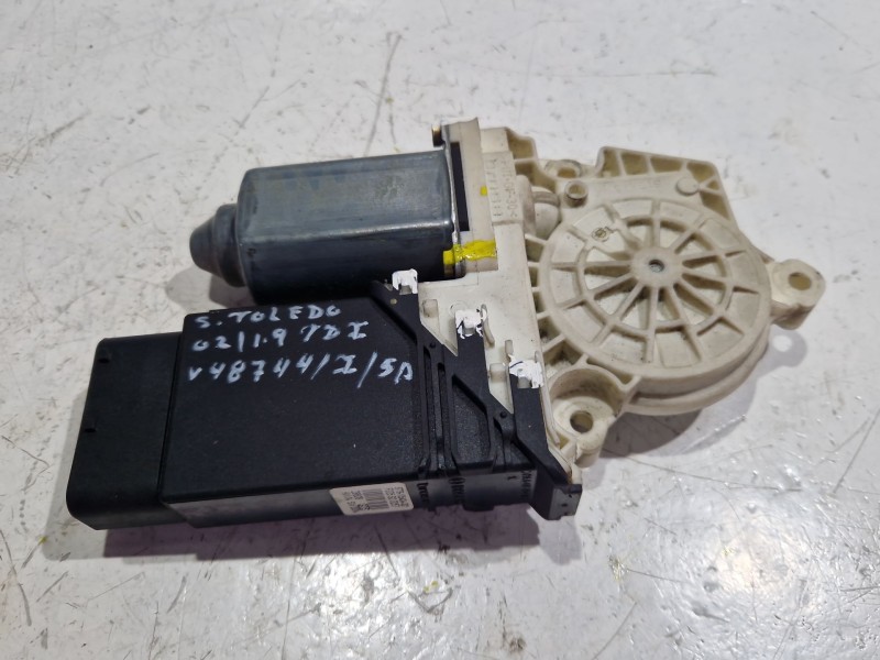 Recambio de motor elevalunas delantero izquierdo para seat toledo ii (1m2) 1.9 tdi referencia OEM IAM 9776105404301  