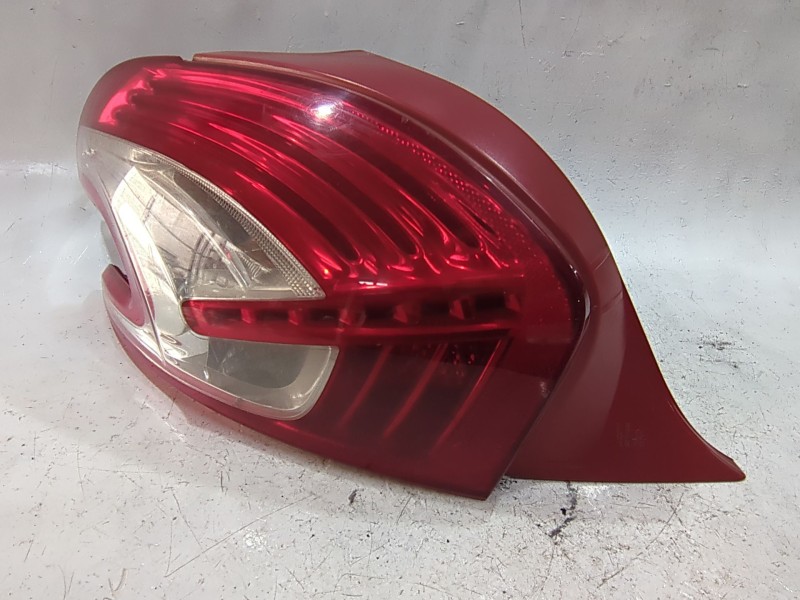 Recambio de piloto trasero izquierdo para peugeot 208 1.4 hdi 68cv? referencia OEM IAM 79998D  