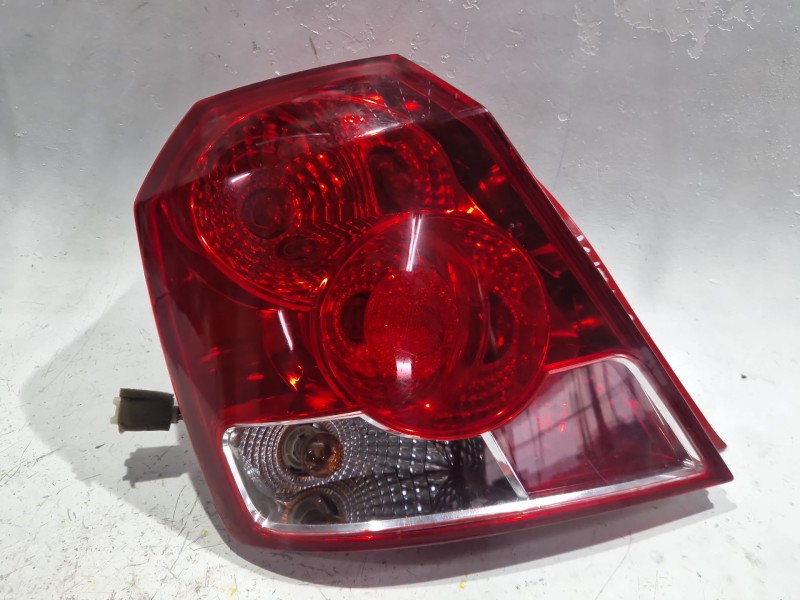 Recambio de piloto trasero izquierdo para chevrolet kalos 1.2 referencia OEM IAM E38408  